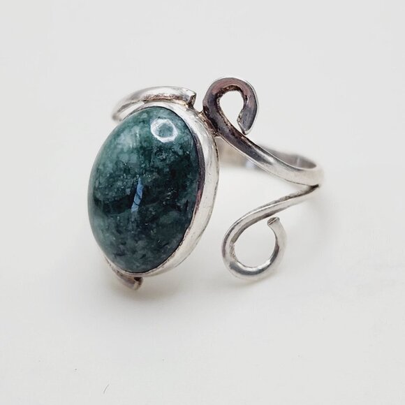 Vintage Jewelry - Green Moss Agate Oval Scroll Work Wrap 925 Sterling Silver Ring Sz. 8.75